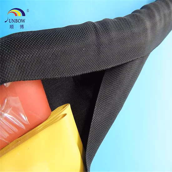 Enveloppe tissée à fermeture automatique autour de la protection des câbles du manchon de câble